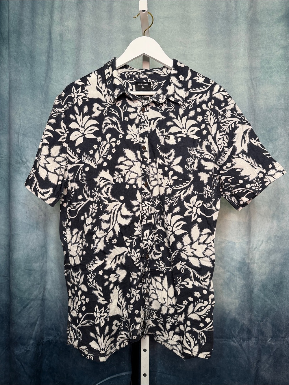 Quiksilver Navy & White Floral Short-Sleeve Button-Down Shirt Size Large